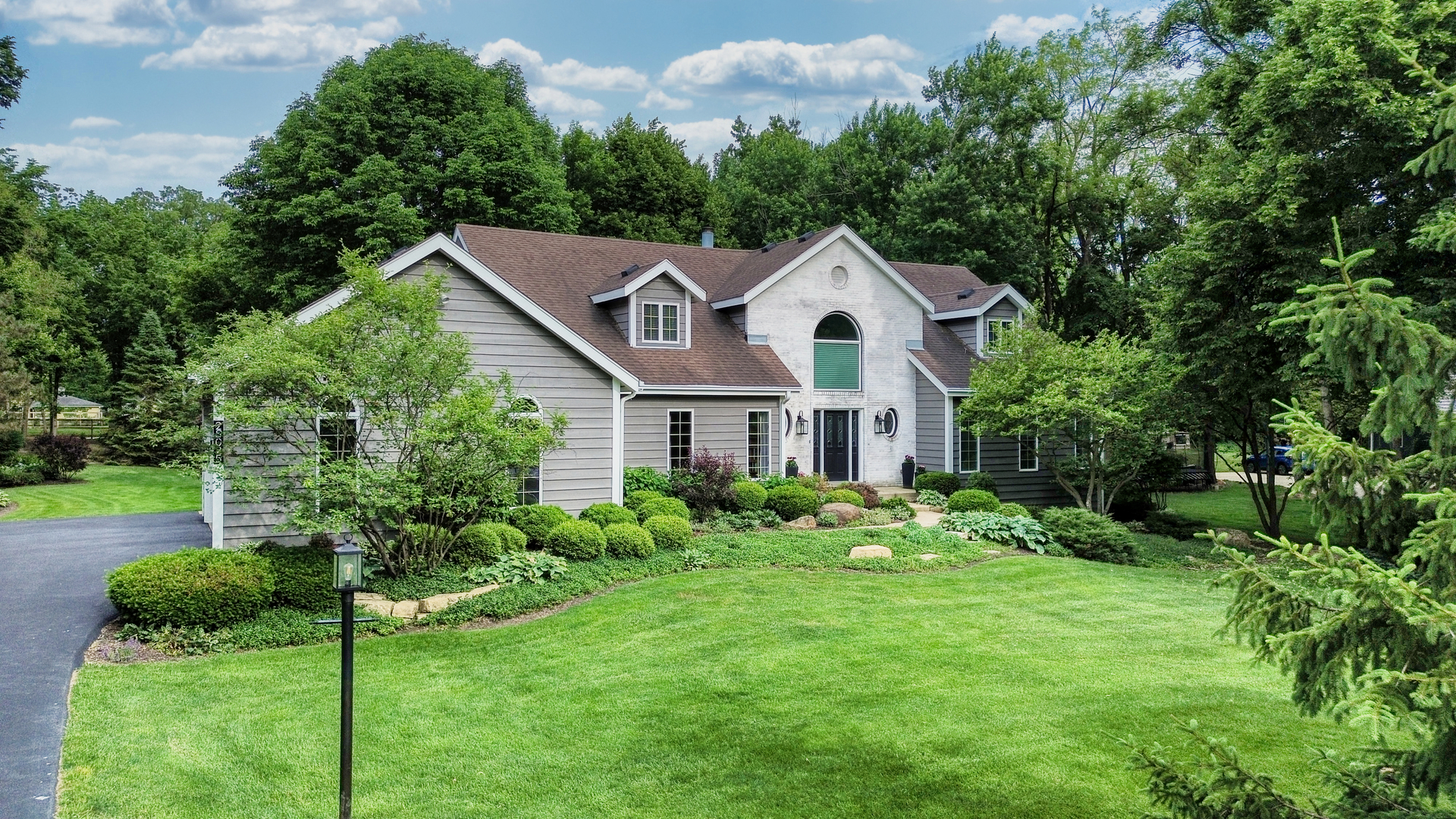 2S025 Twin Oaks Drive