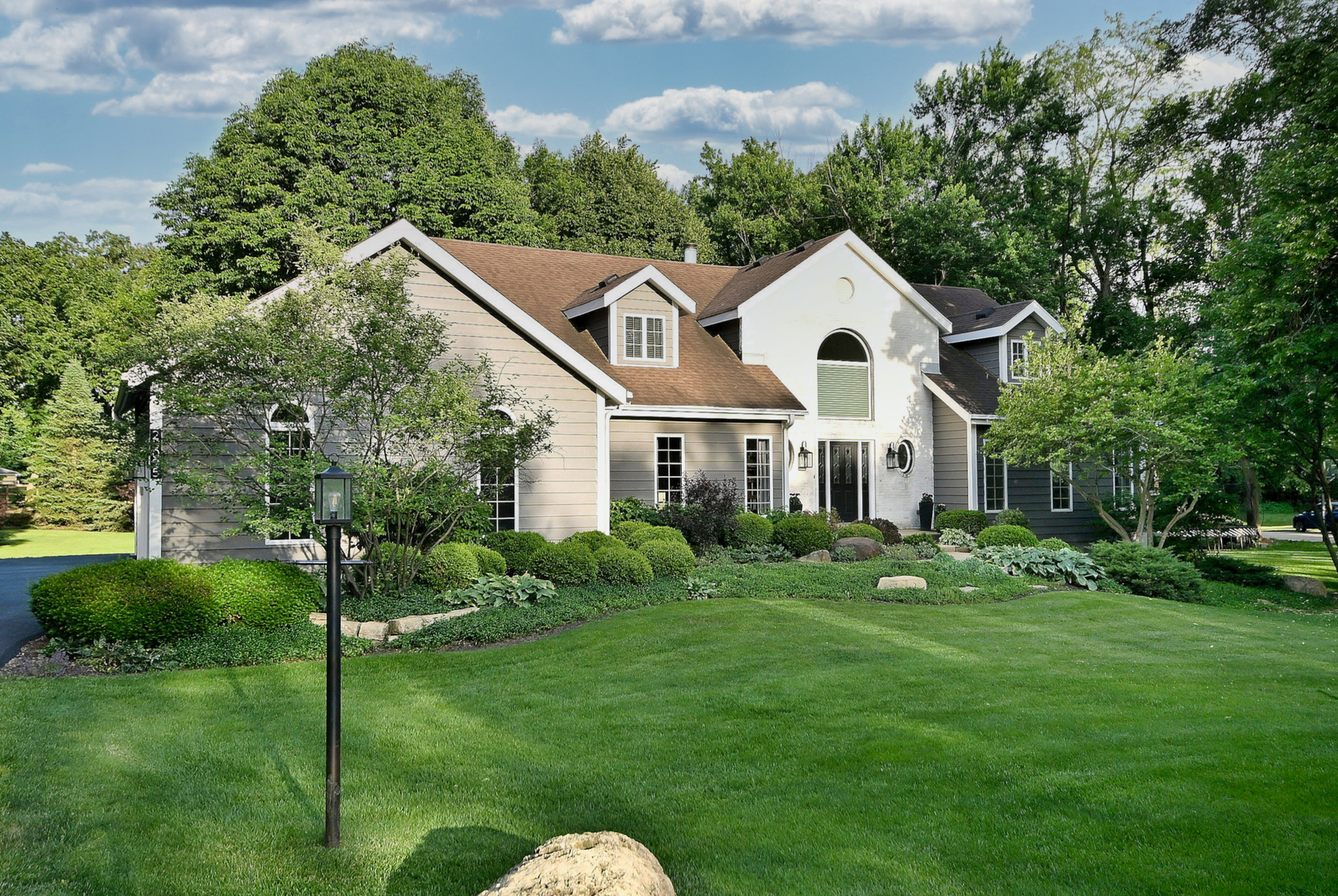 2S025 Twin Oaks Drive