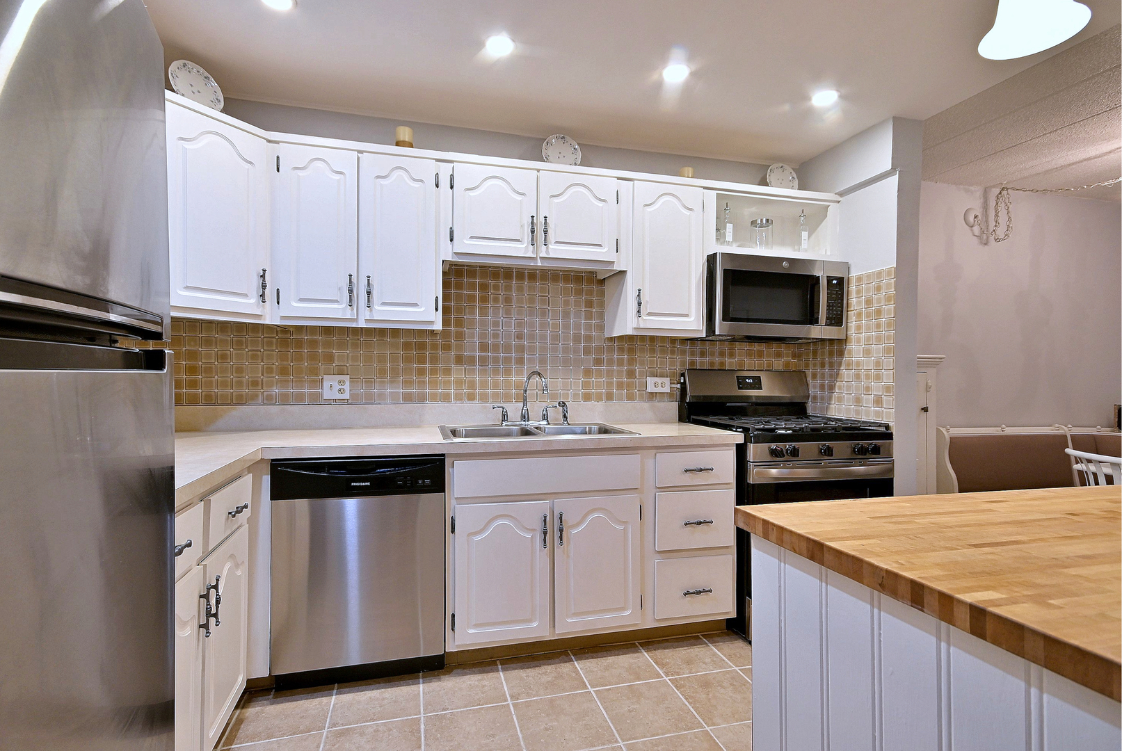 110 W Butterfield Road Unit: 309S