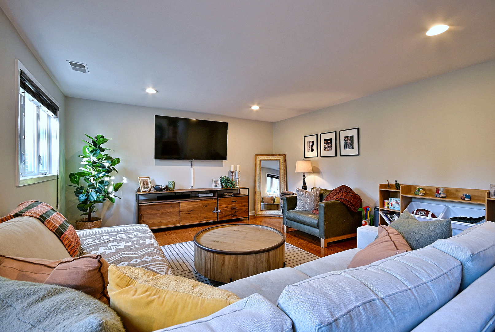 542 W Armitage Avenue