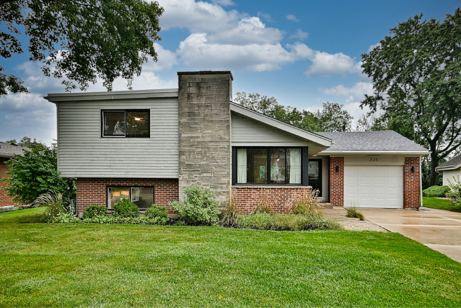 326 E Huntington Lane