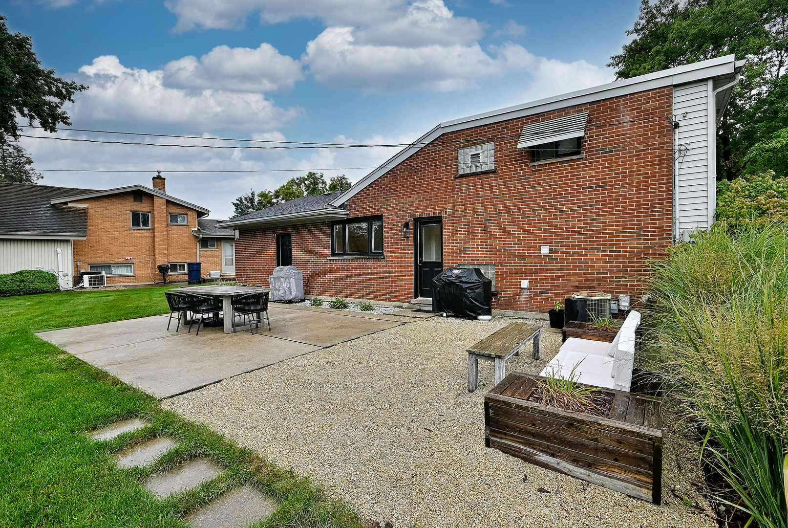326 E Huntington Lane