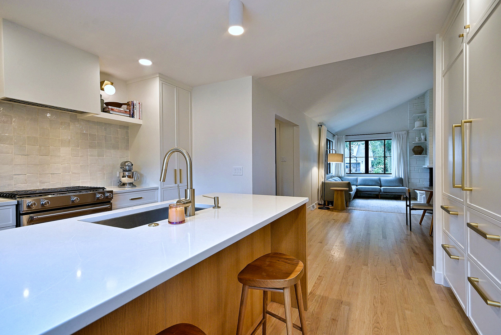 326 E Huntington Lane
