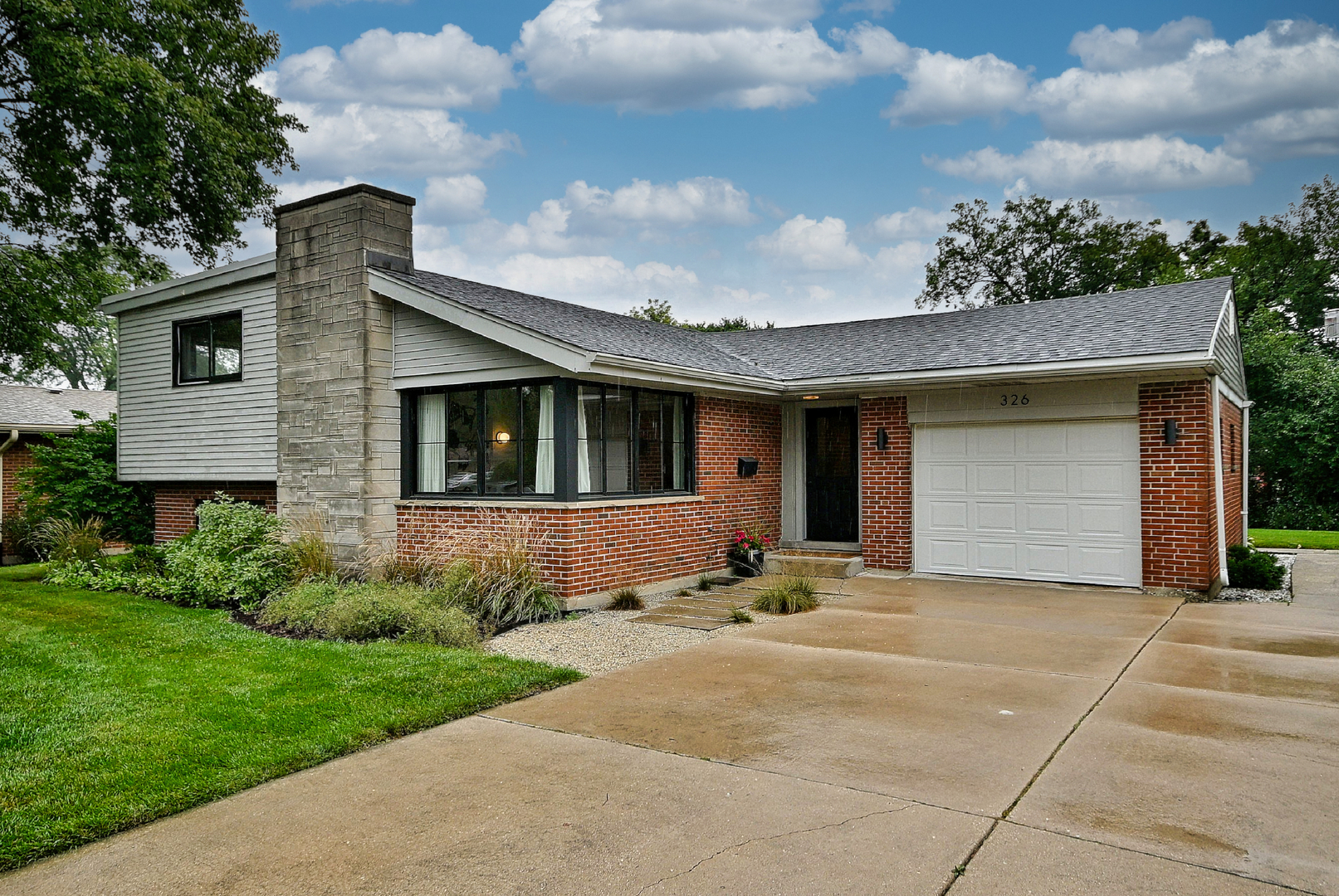 326 E Huntington Lane