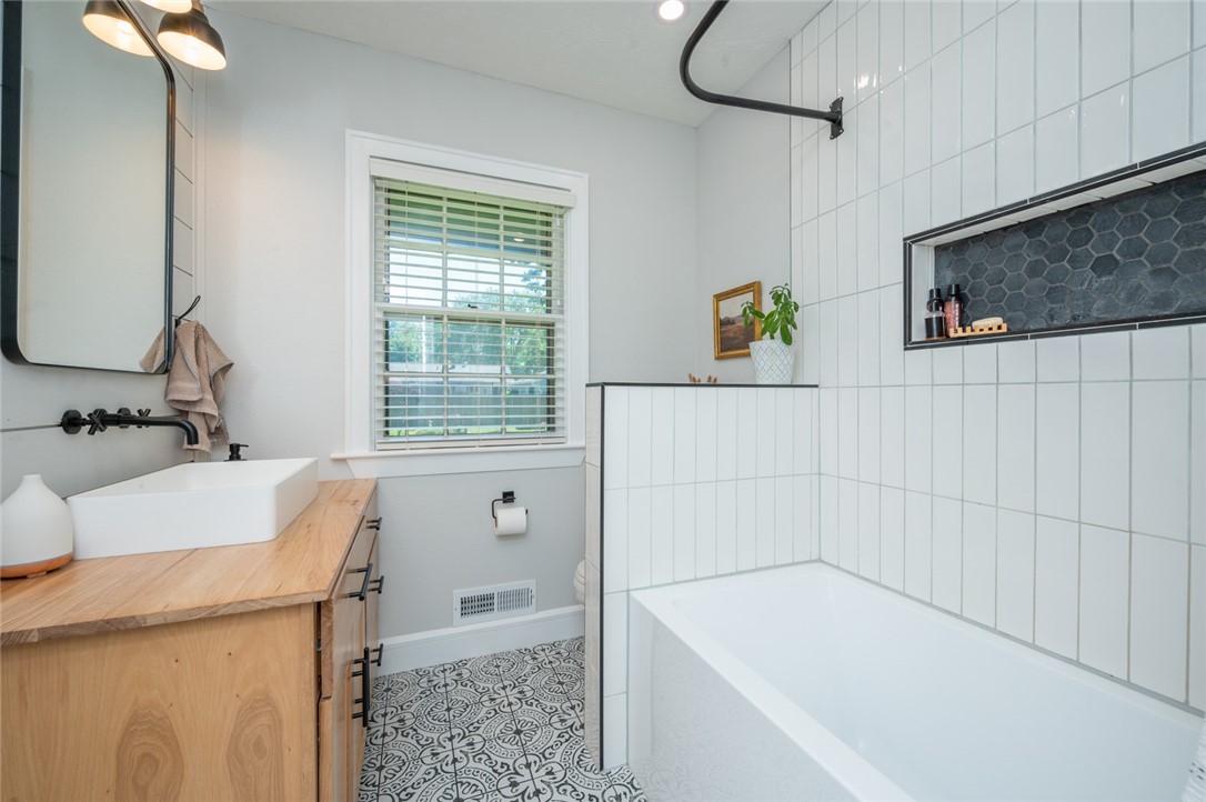 209 SE Park View Drive