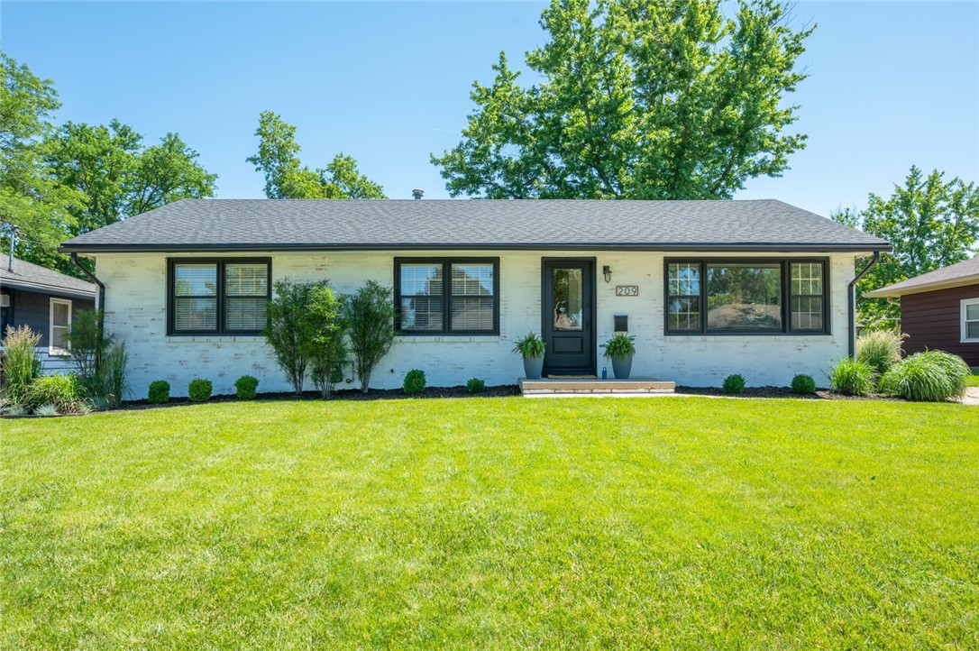 209 SE Park View Drive