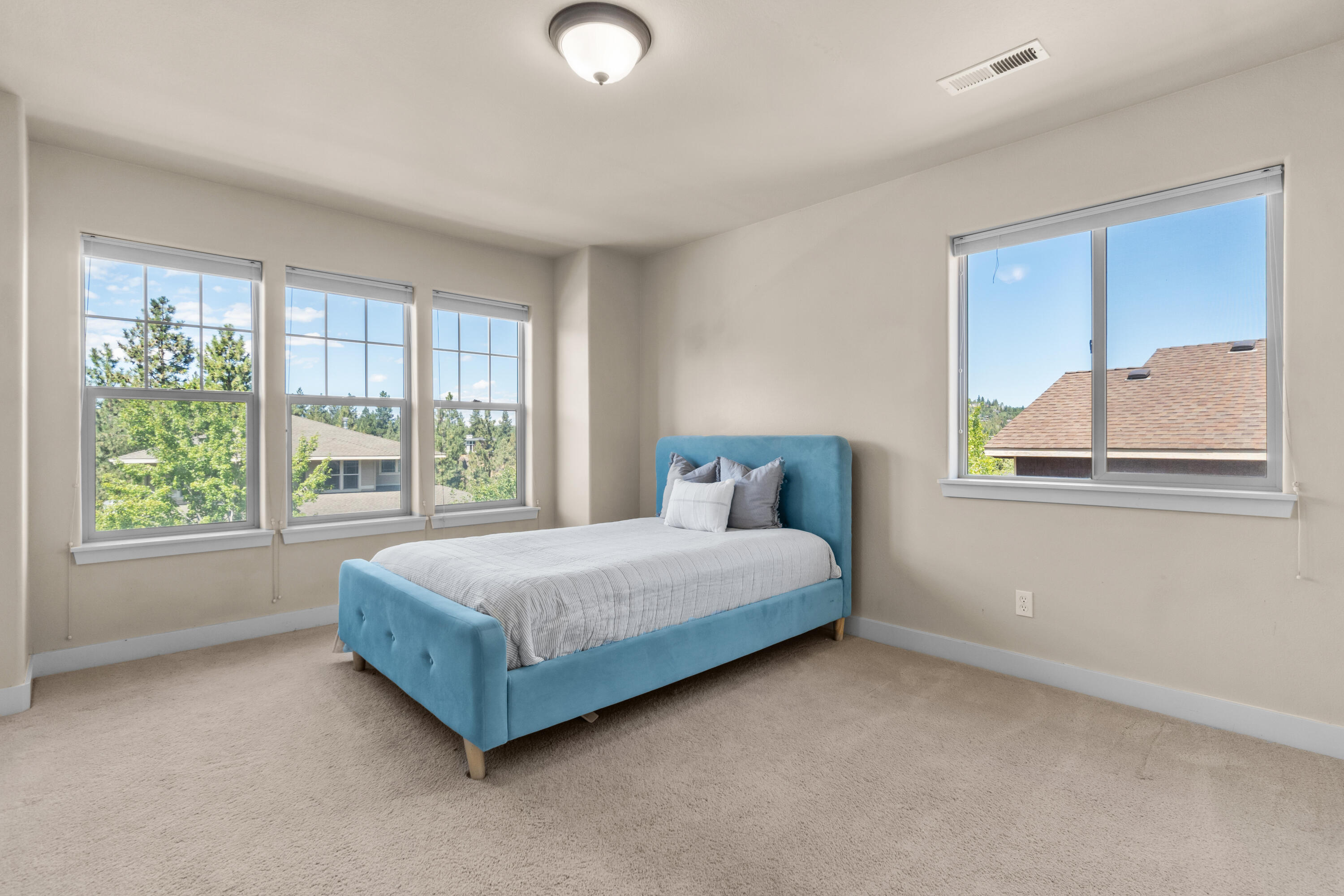 466 NW Flagline Drive