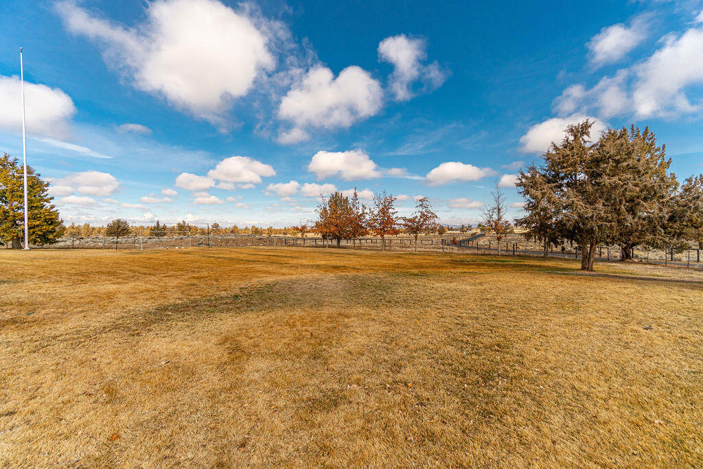 18030 SW Mount Adams Loop