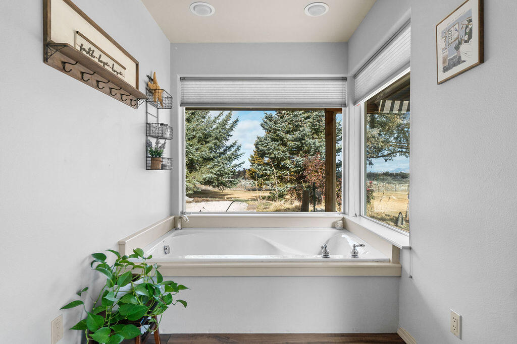 18030 SW Mount Adams Loop