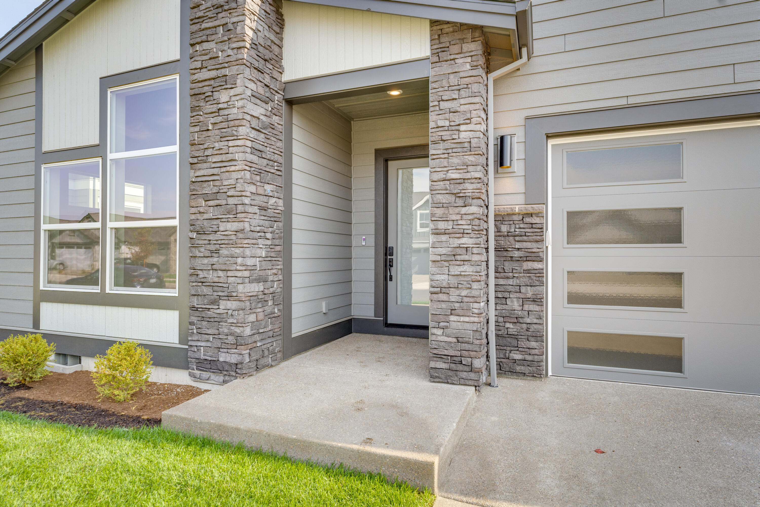 3037 NE Nipper Drive