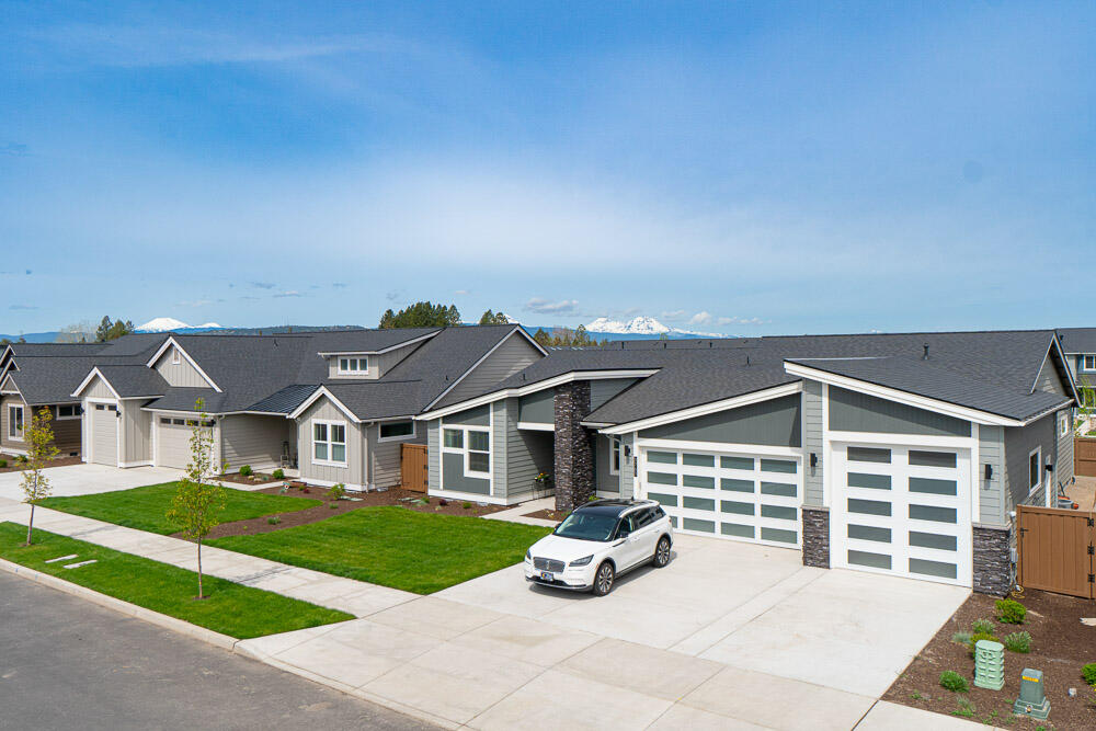 3037 NE Nipper Drive