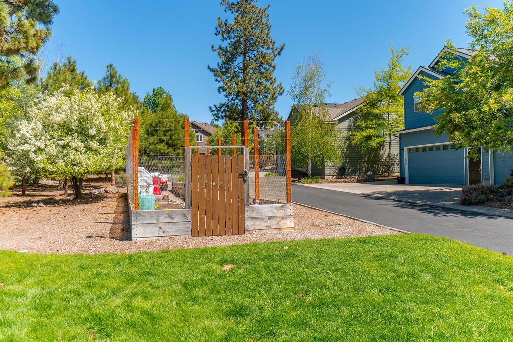 142 NW Outlook Vista Drive