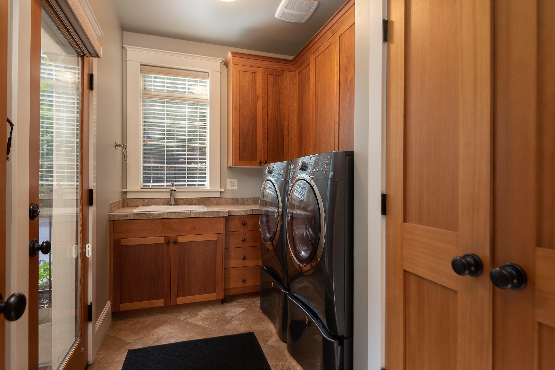 715 NW Yosemite Drive