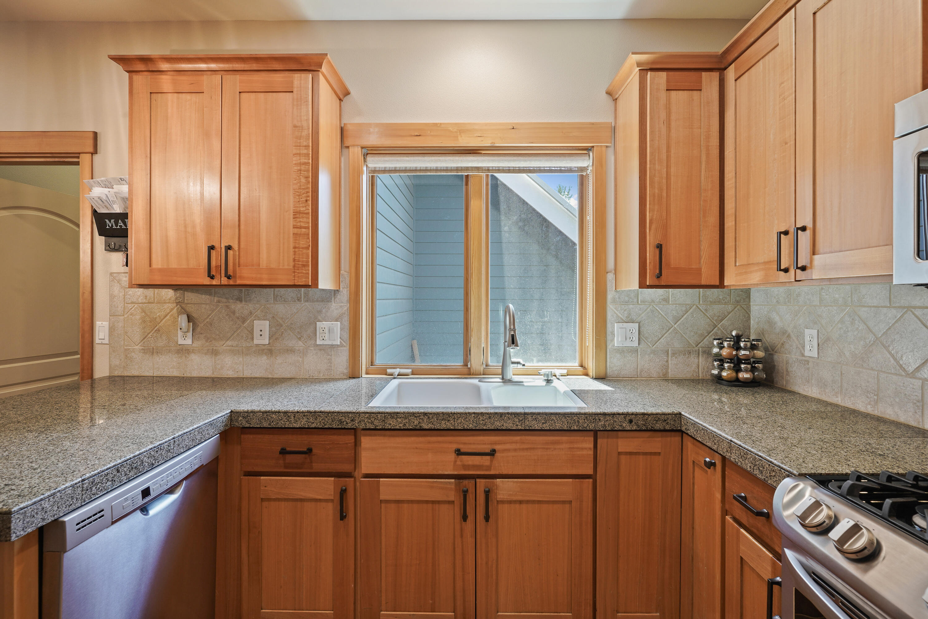 2559 NW Ordway Avenue