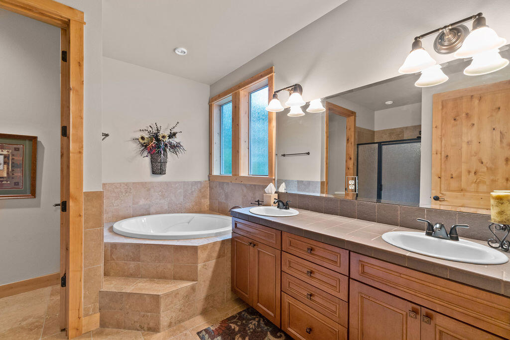 913 SW Vantage Point Way