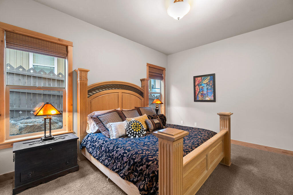 913 SW Vantage Point Way