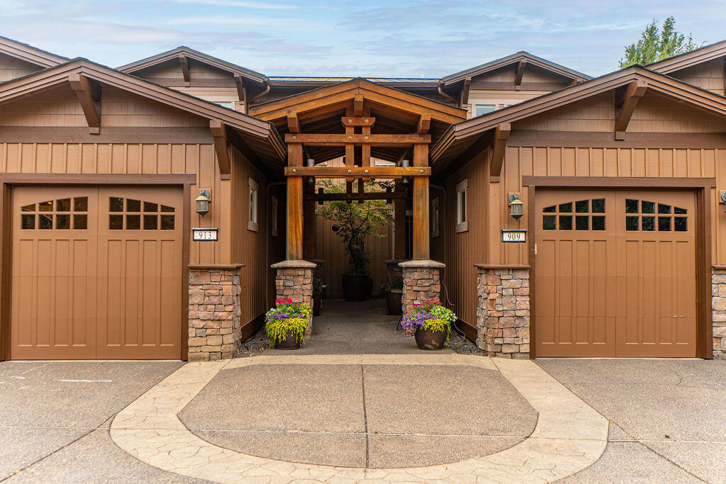 913 SW Vantage Point Way