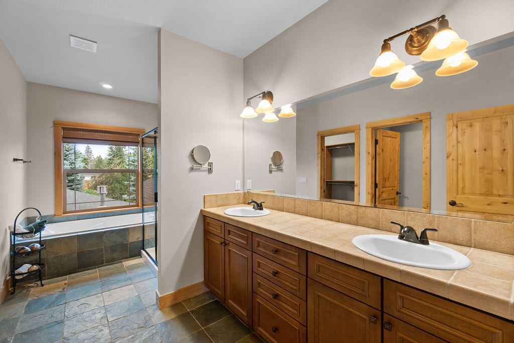 913 SW Vantage Point Way