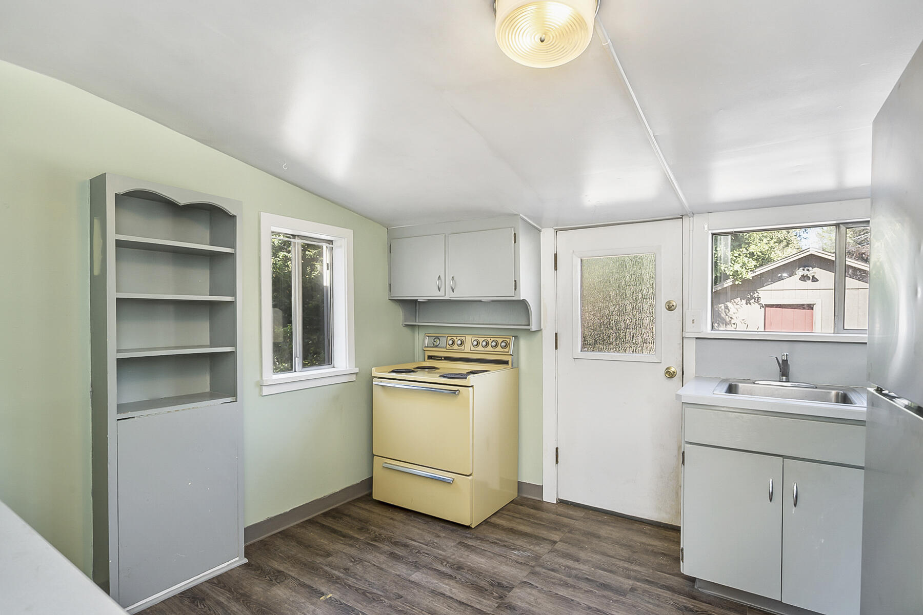 415 NW Broadway Street