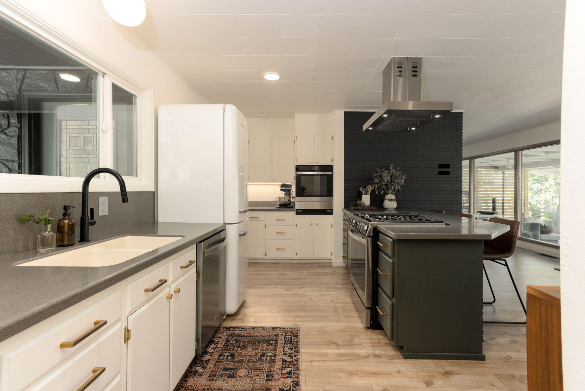 1199 SW Canyon Drive