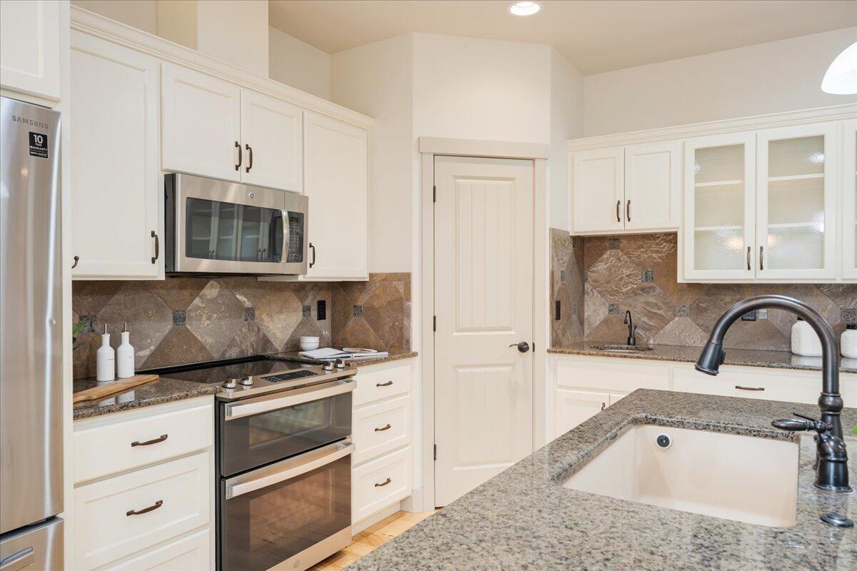 2879 NW Perlette Lane