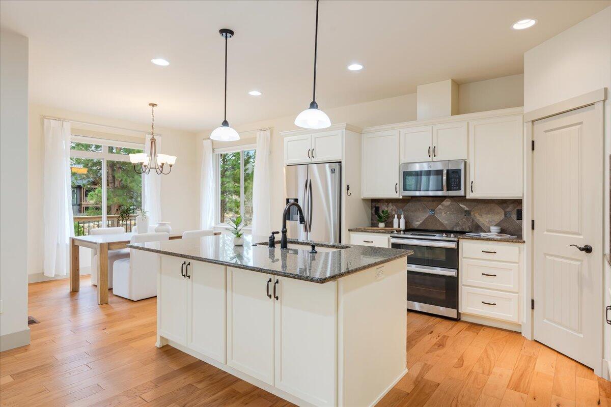 2879 NW Perlette Lane