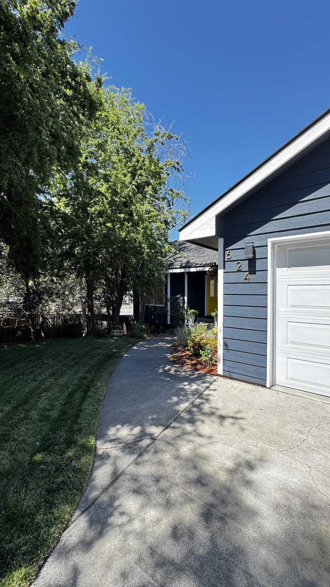 624 NE Tracker Court