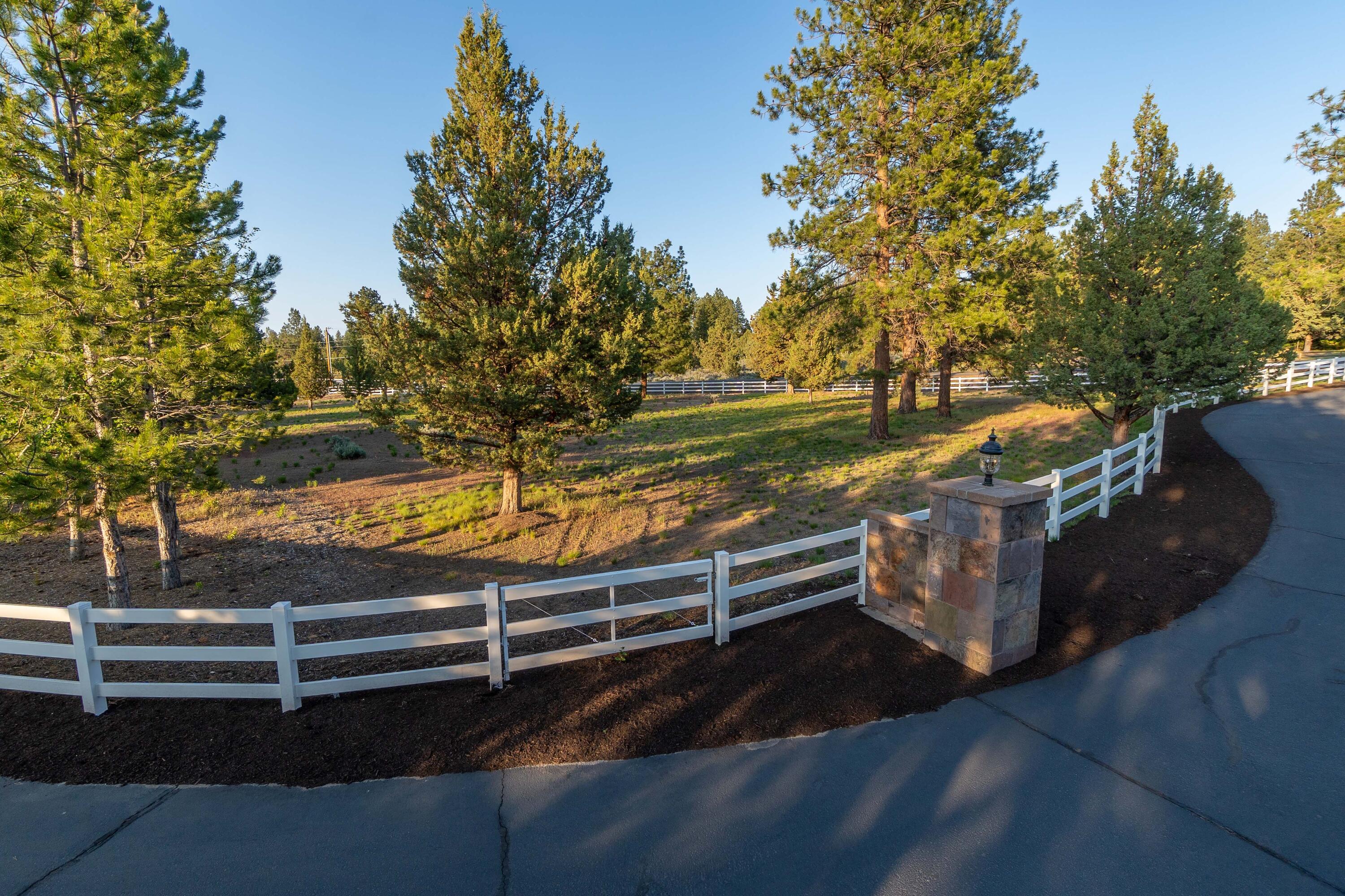 60485 Billadeau Road, Bend