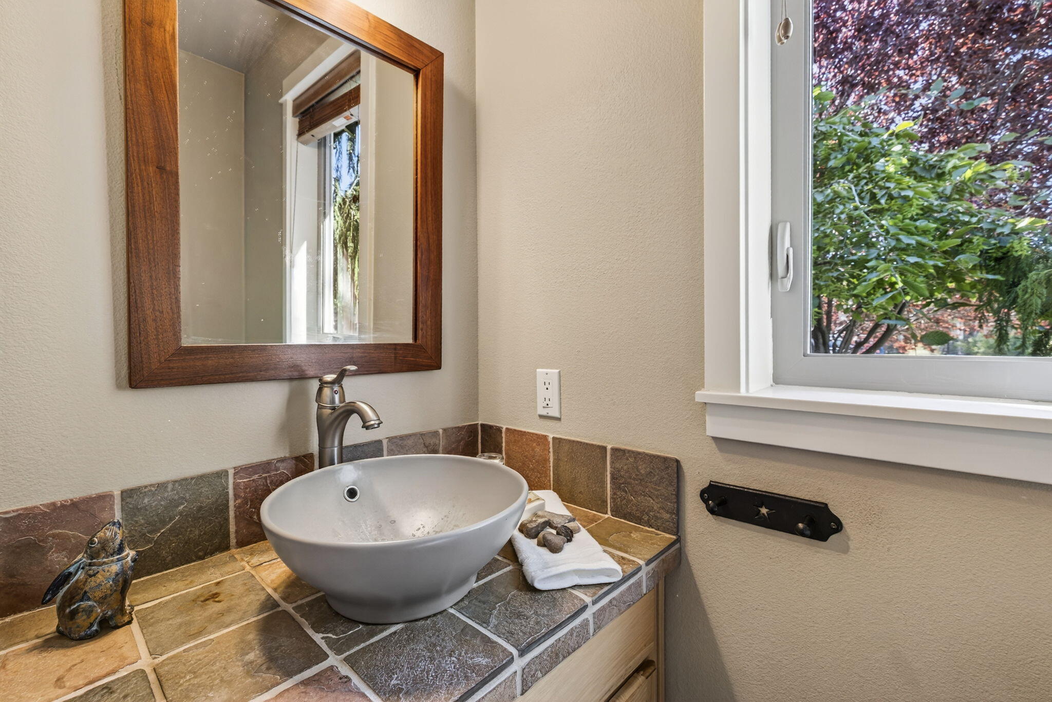 19601 Hollygrape Street