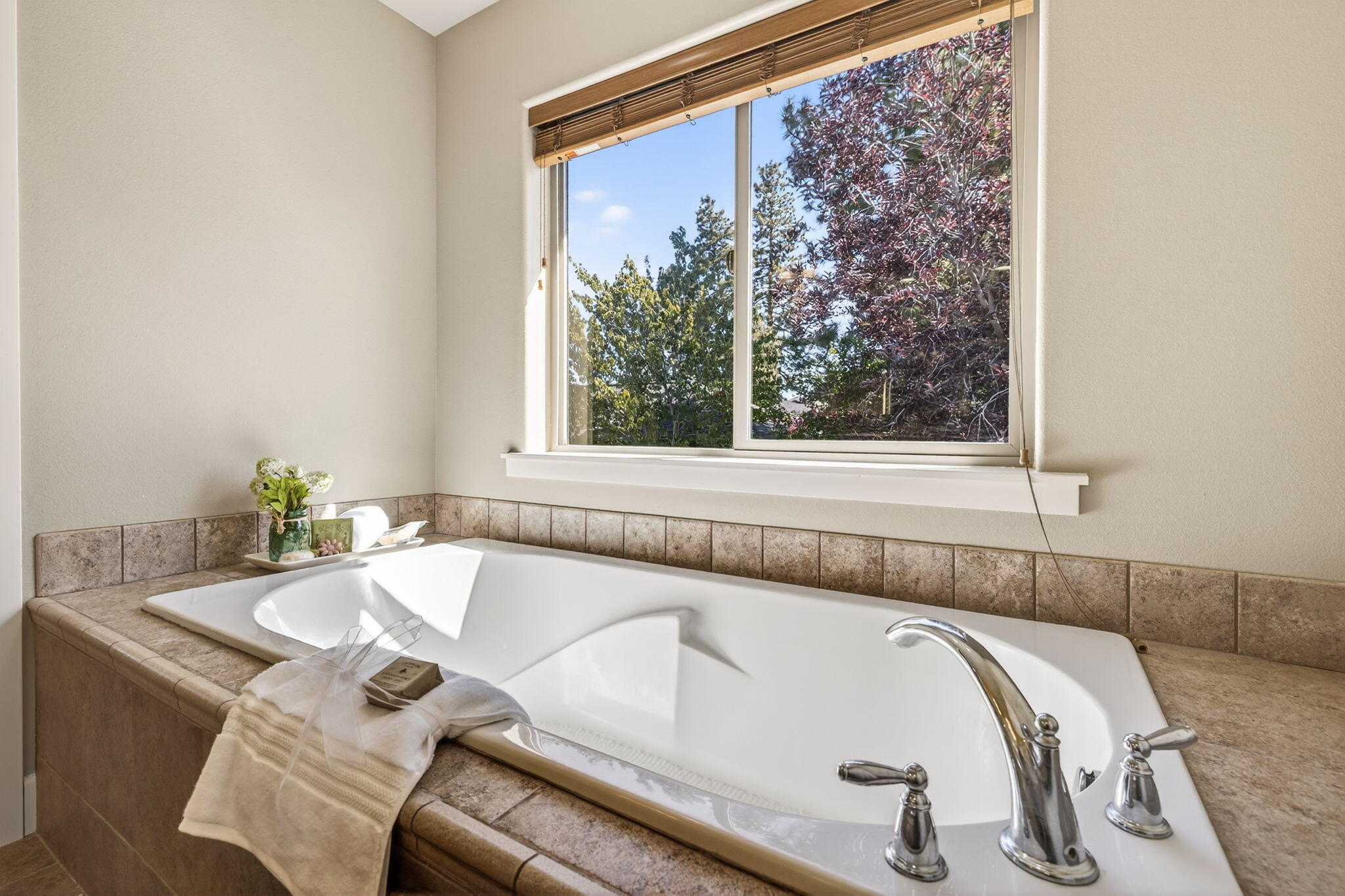 19601 Hollygrape Street