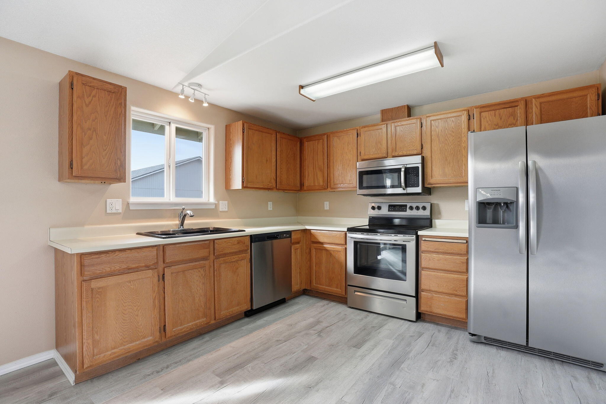 3302 SW Reindeer Avenue