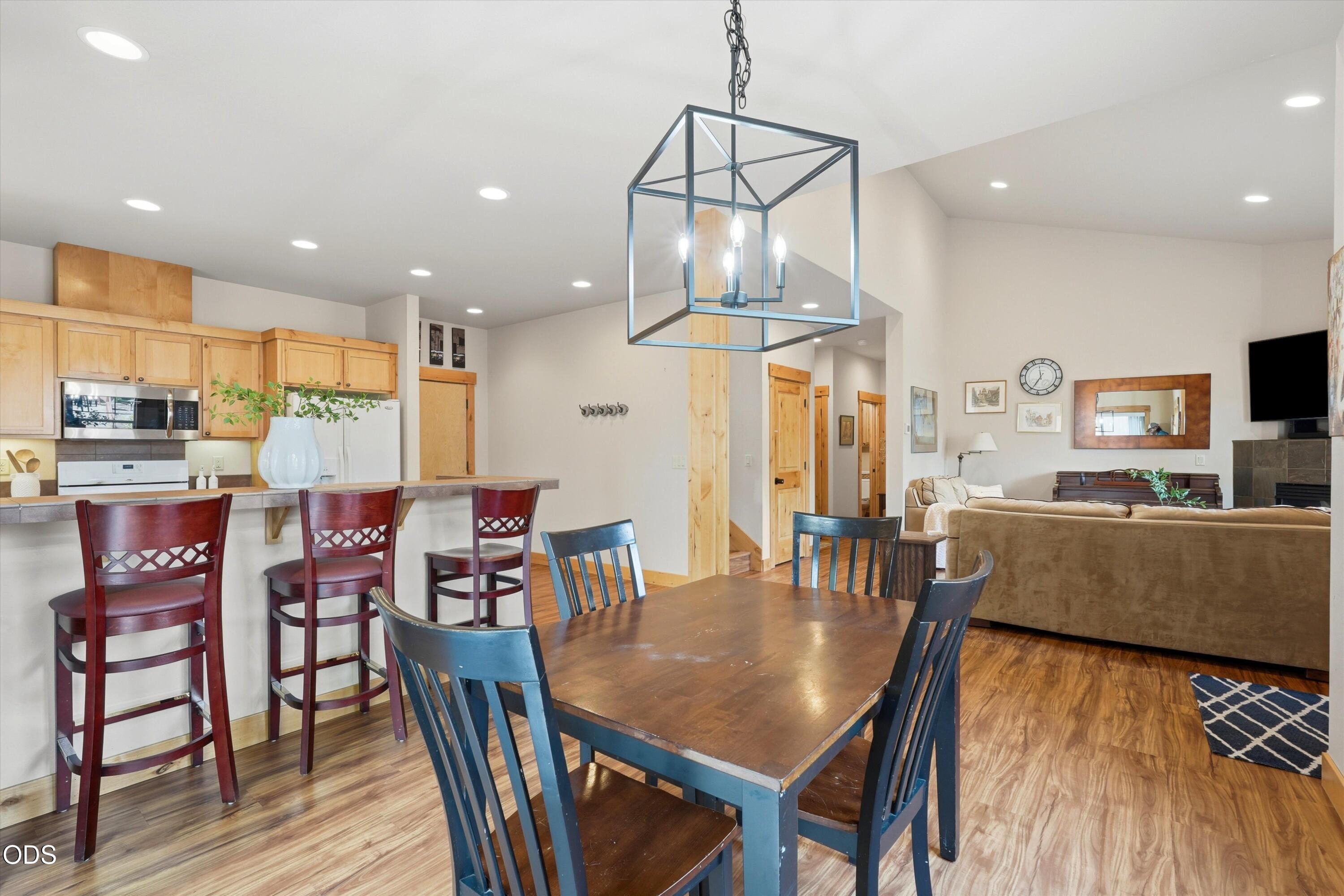 2737 NW Skyliners Road