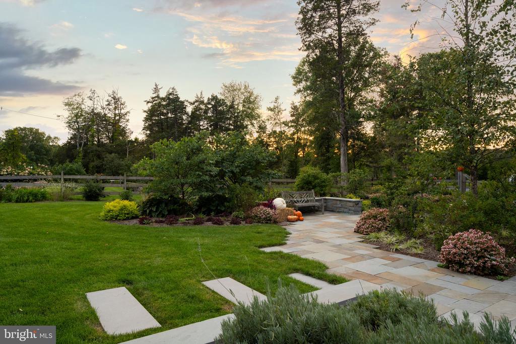 7 PICNIC GROVE ROAD