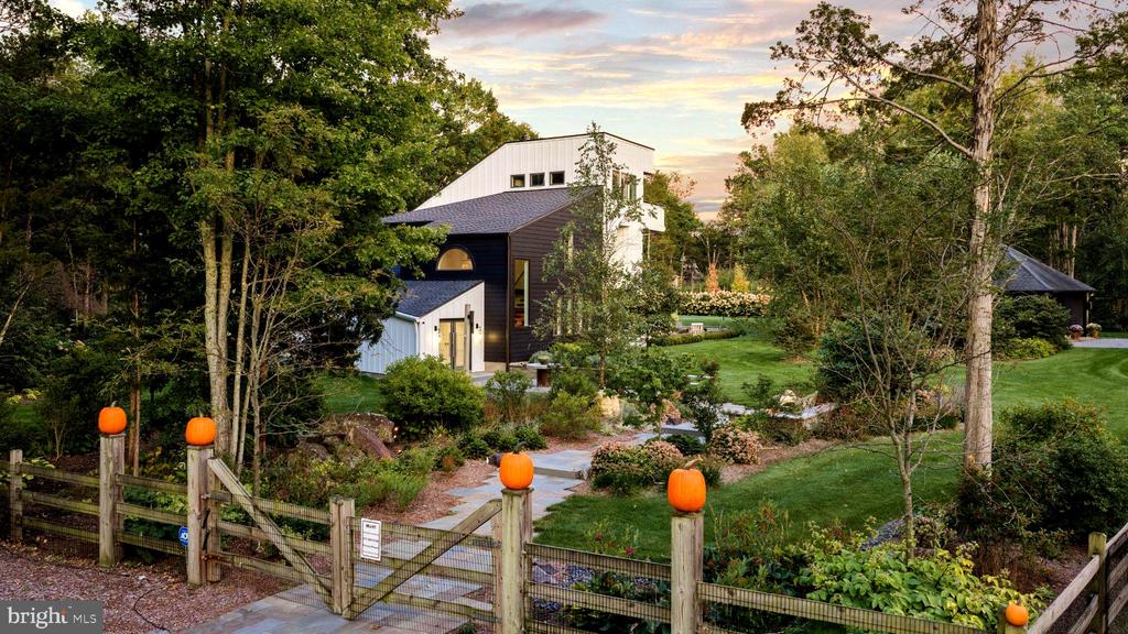 7 PICNIC GROVE ROAD