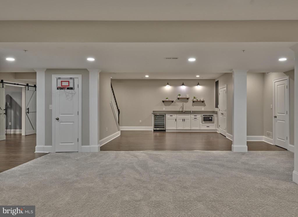 3945 Hillcrest Dr