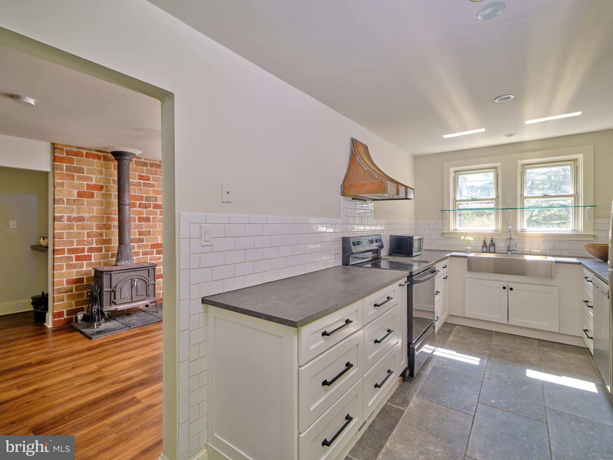 5113 ANDERSON ROAD COTTAGE
