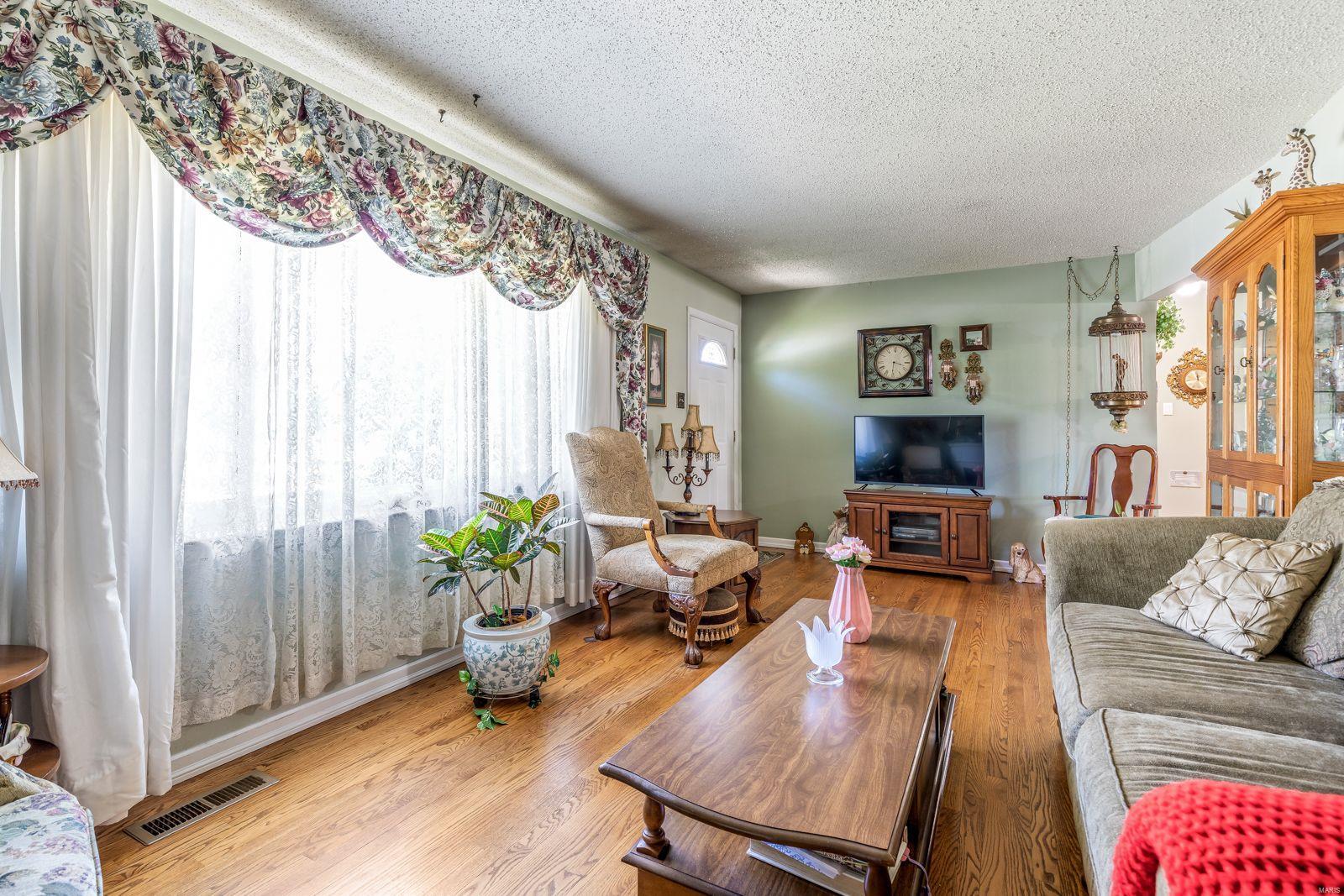 1551 Robinhood Dr