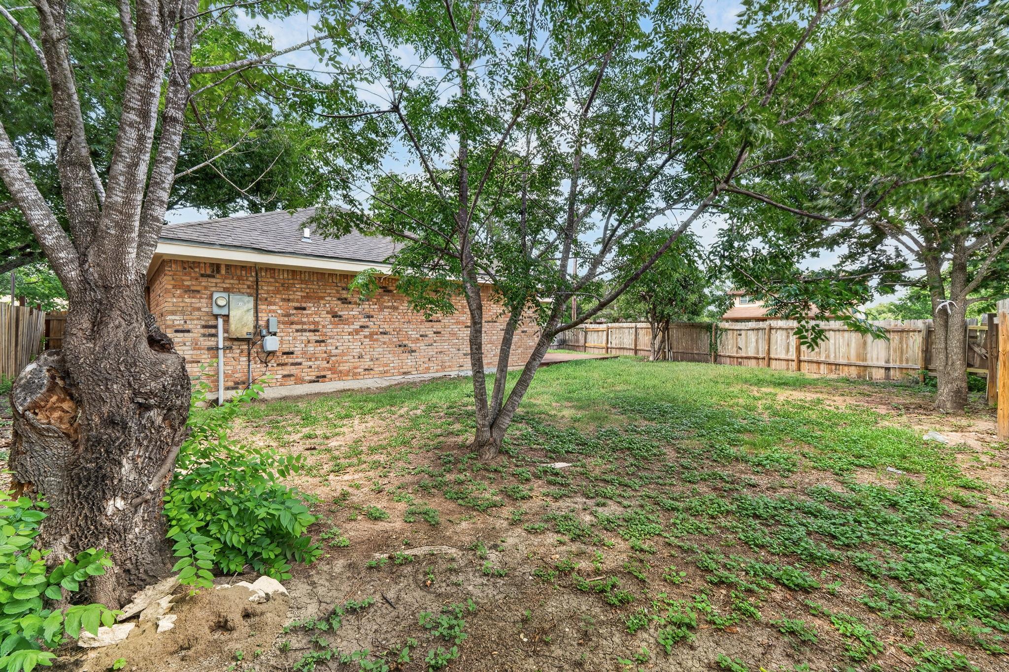 833 Ross CIR