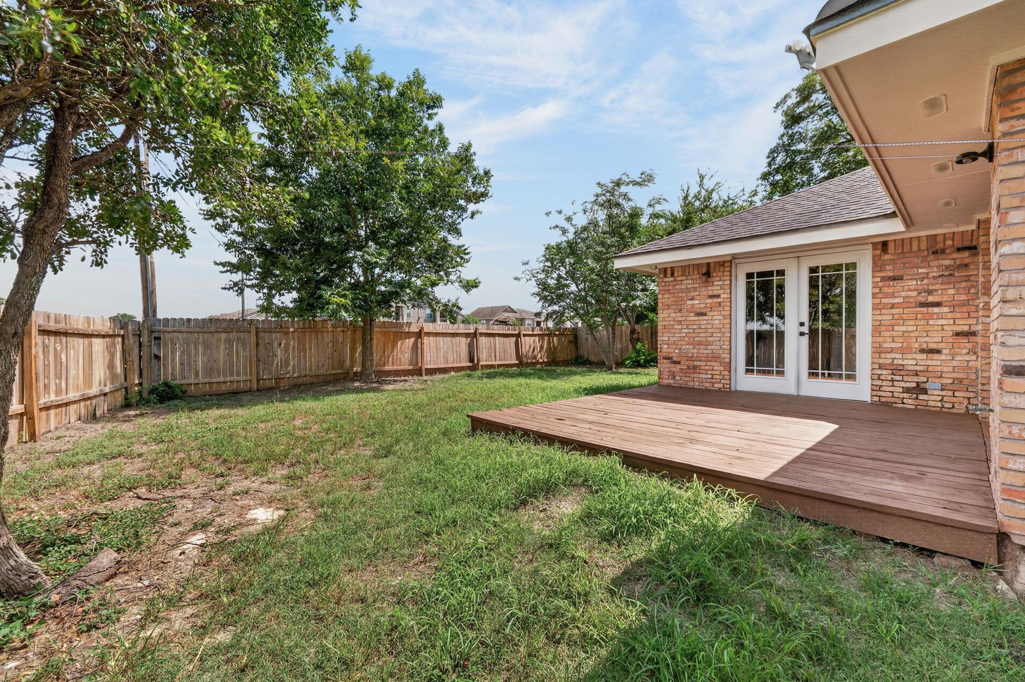 833 Ross CIR