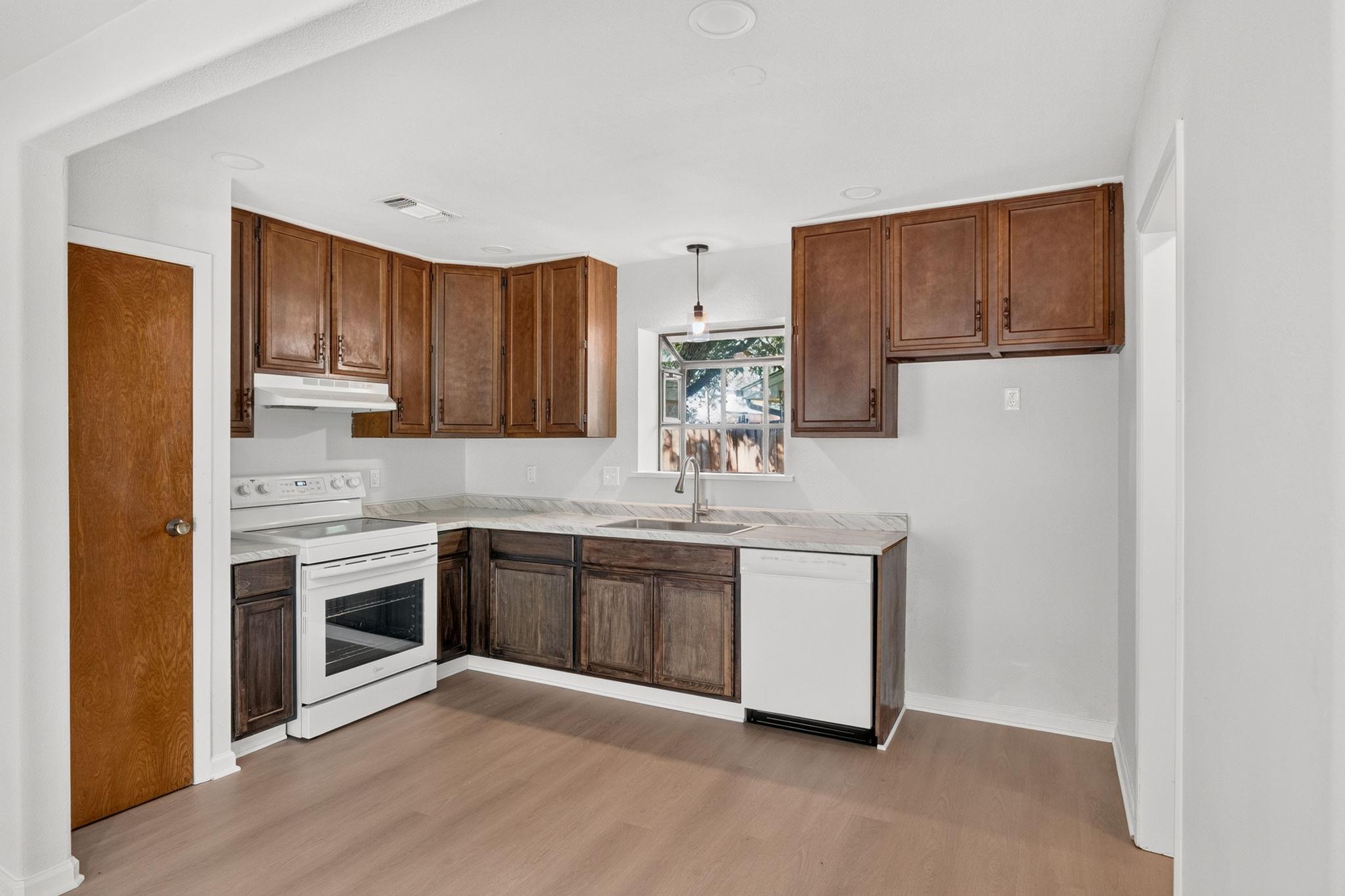 833 Ross CIR