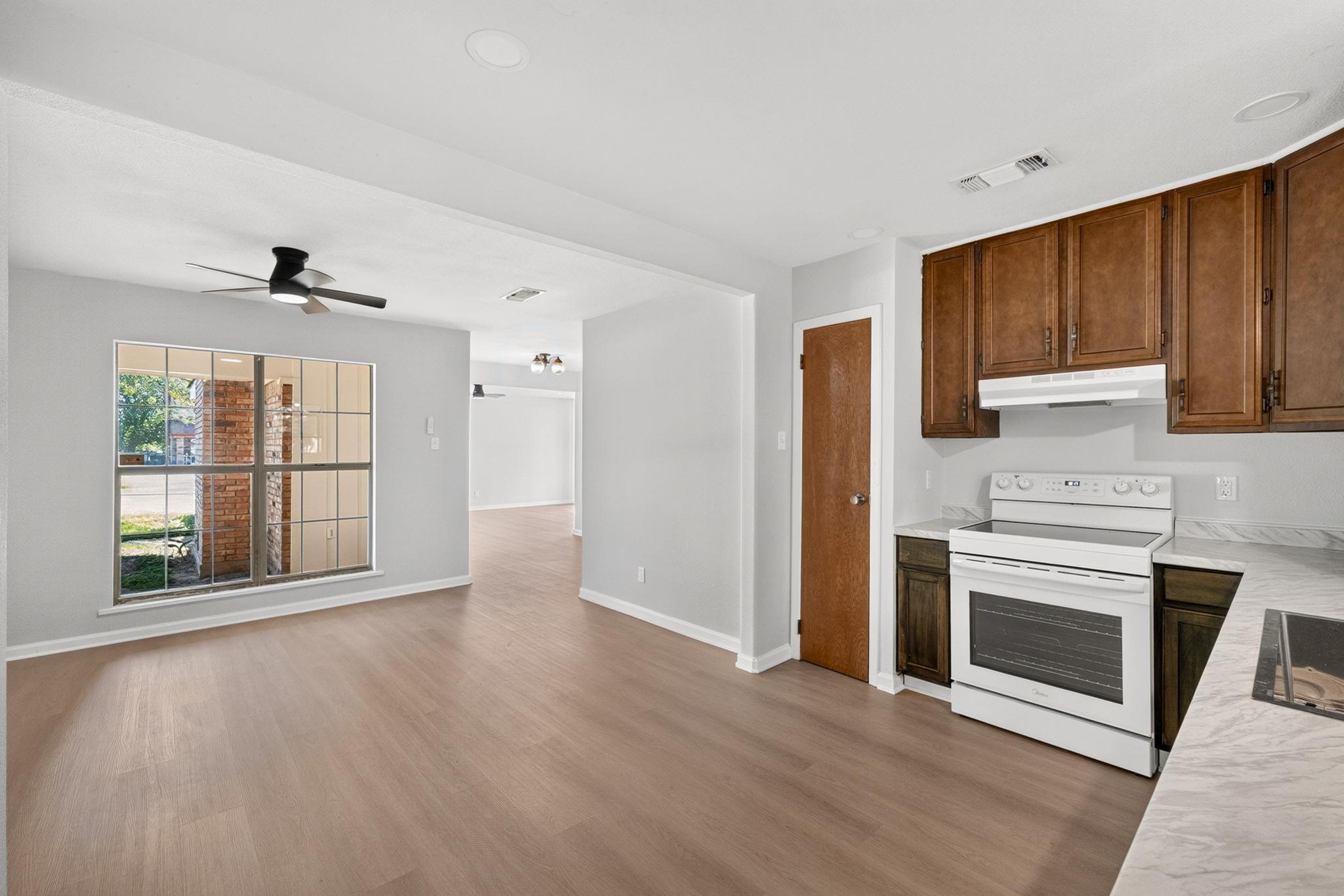 833 Ross CIR