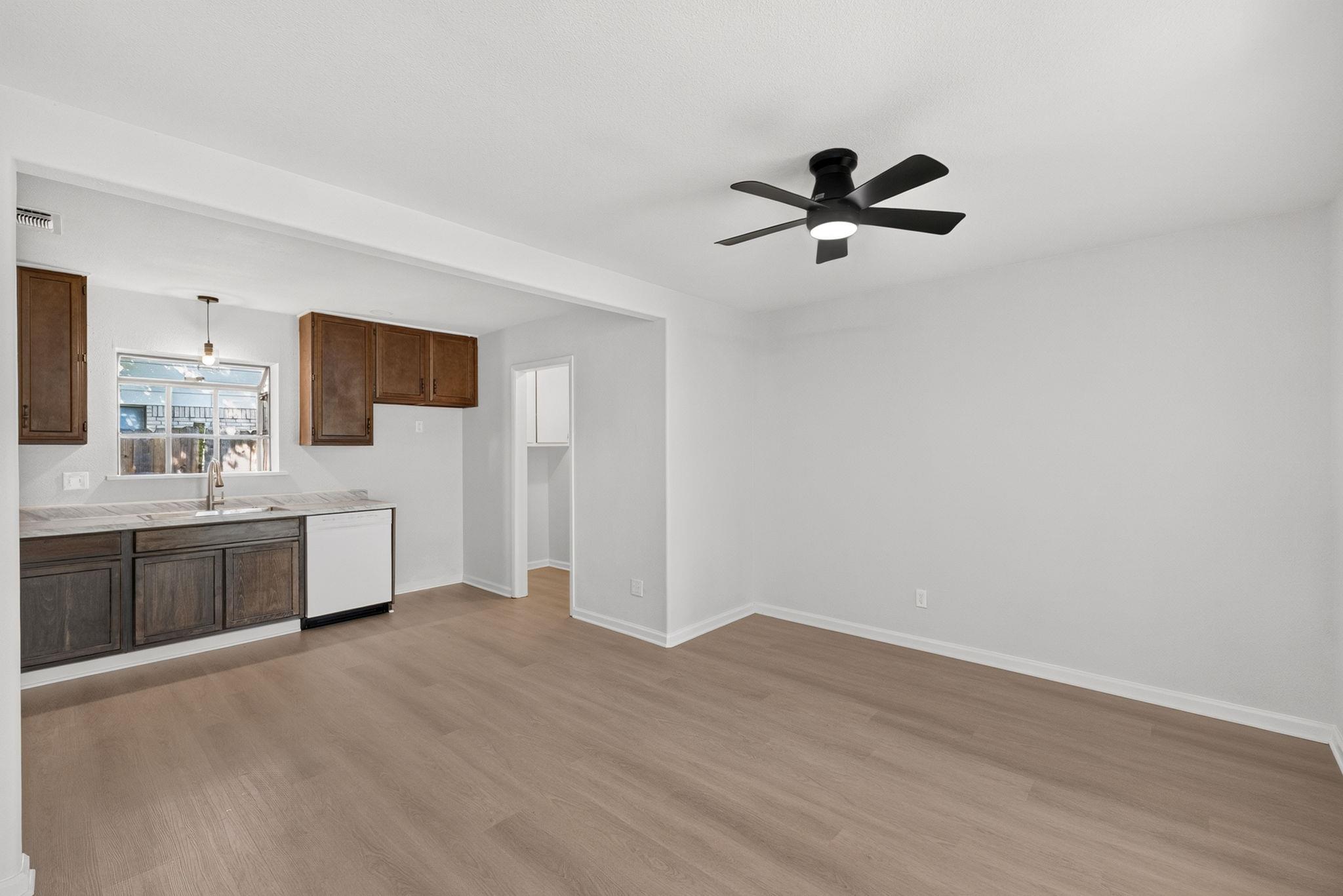 833 Ross CIR