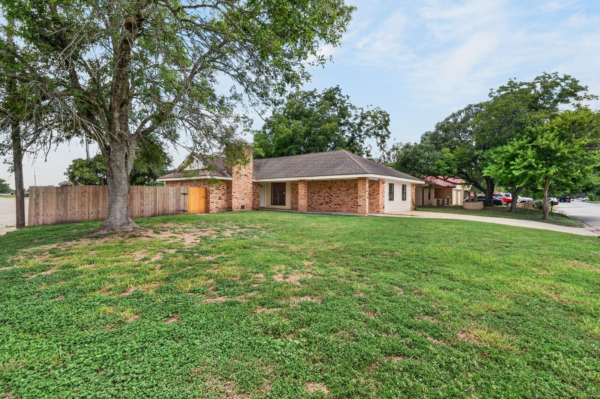 833 Ross CIR