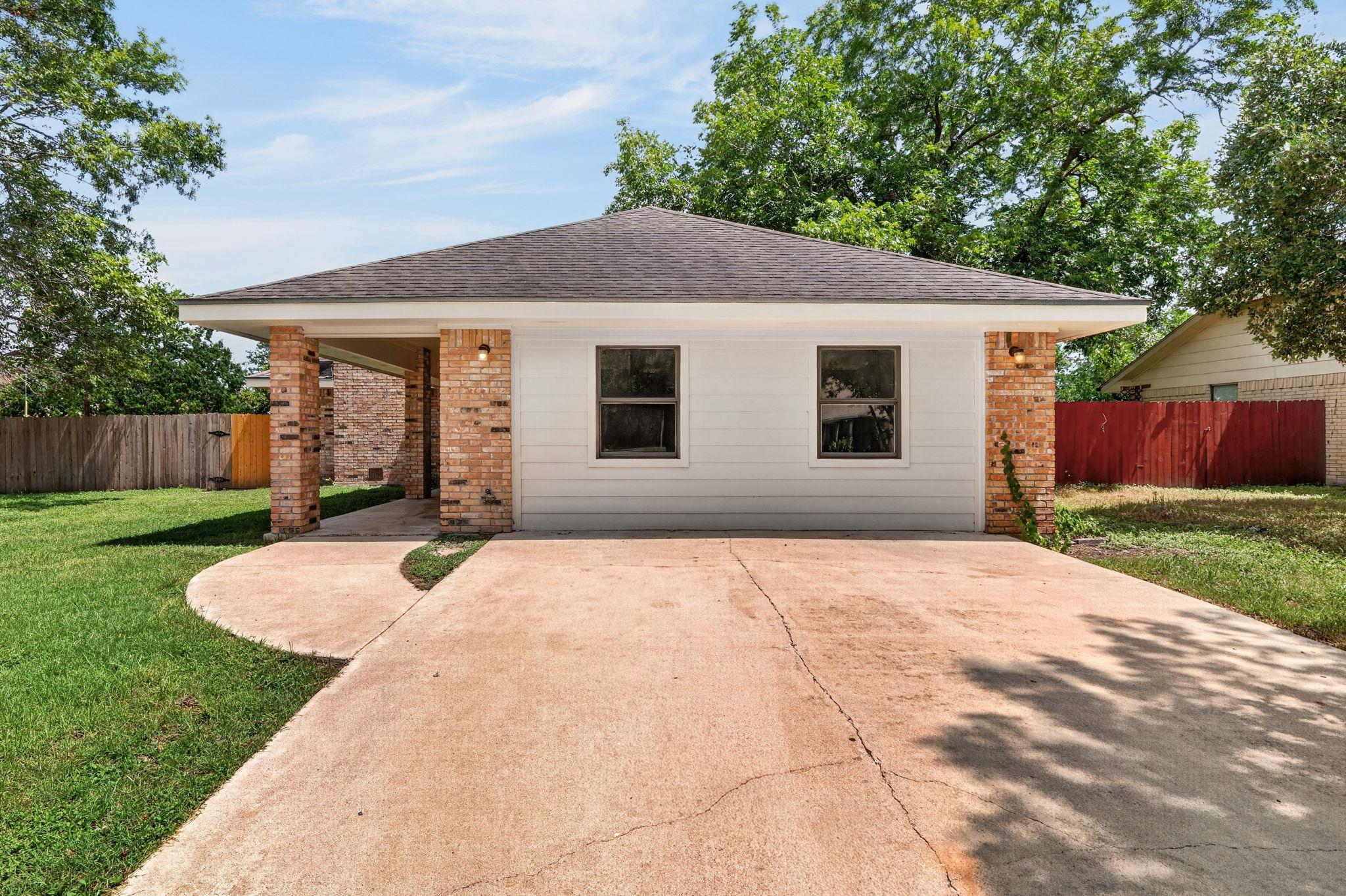 833 Ross CIR