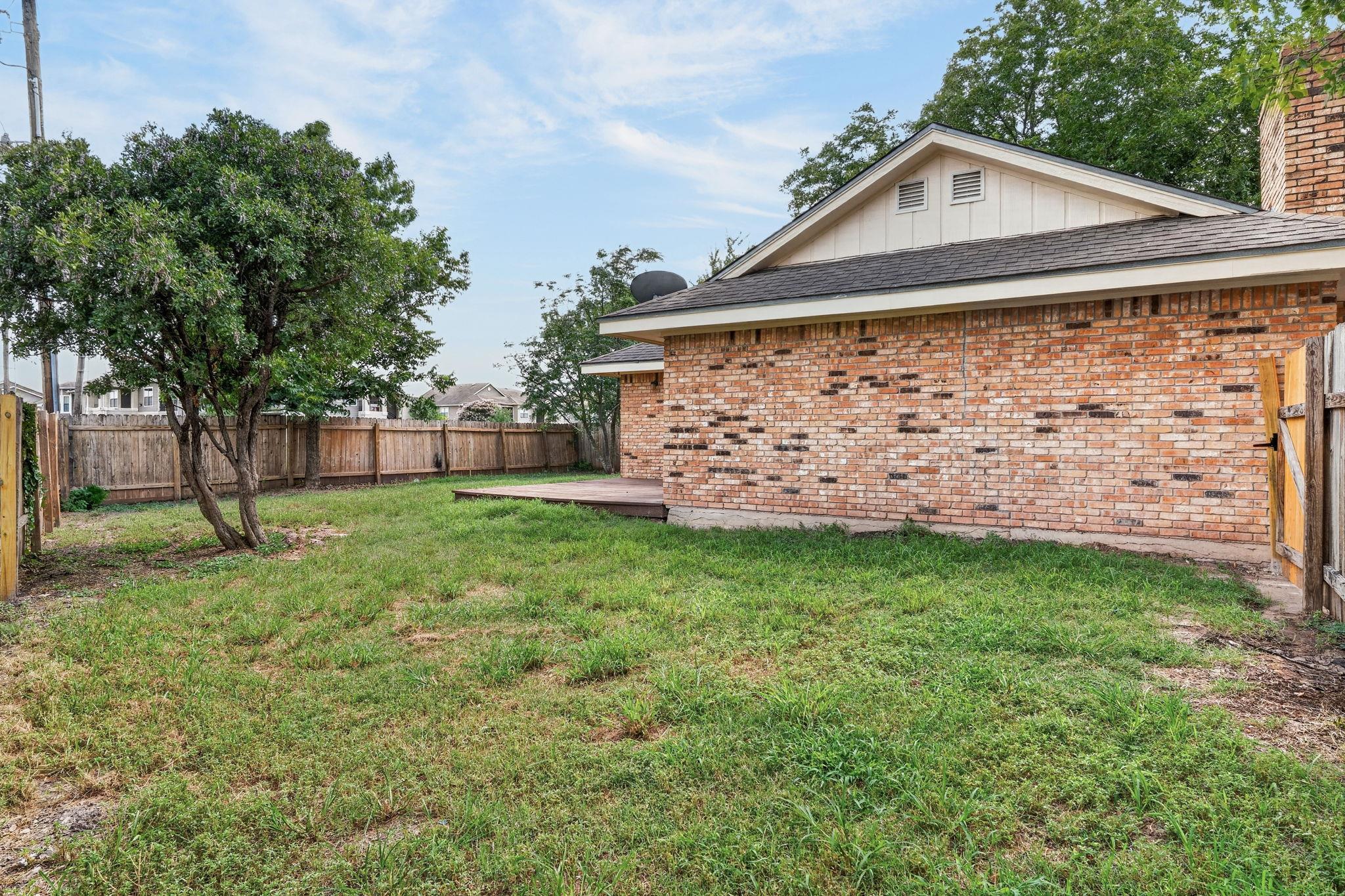 833 Ross CIR