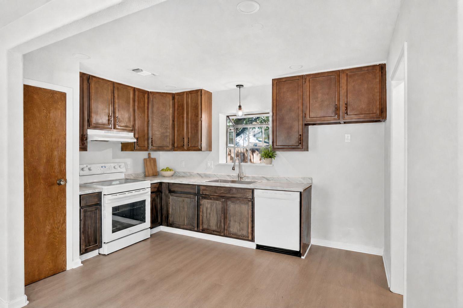833 Ross CIR