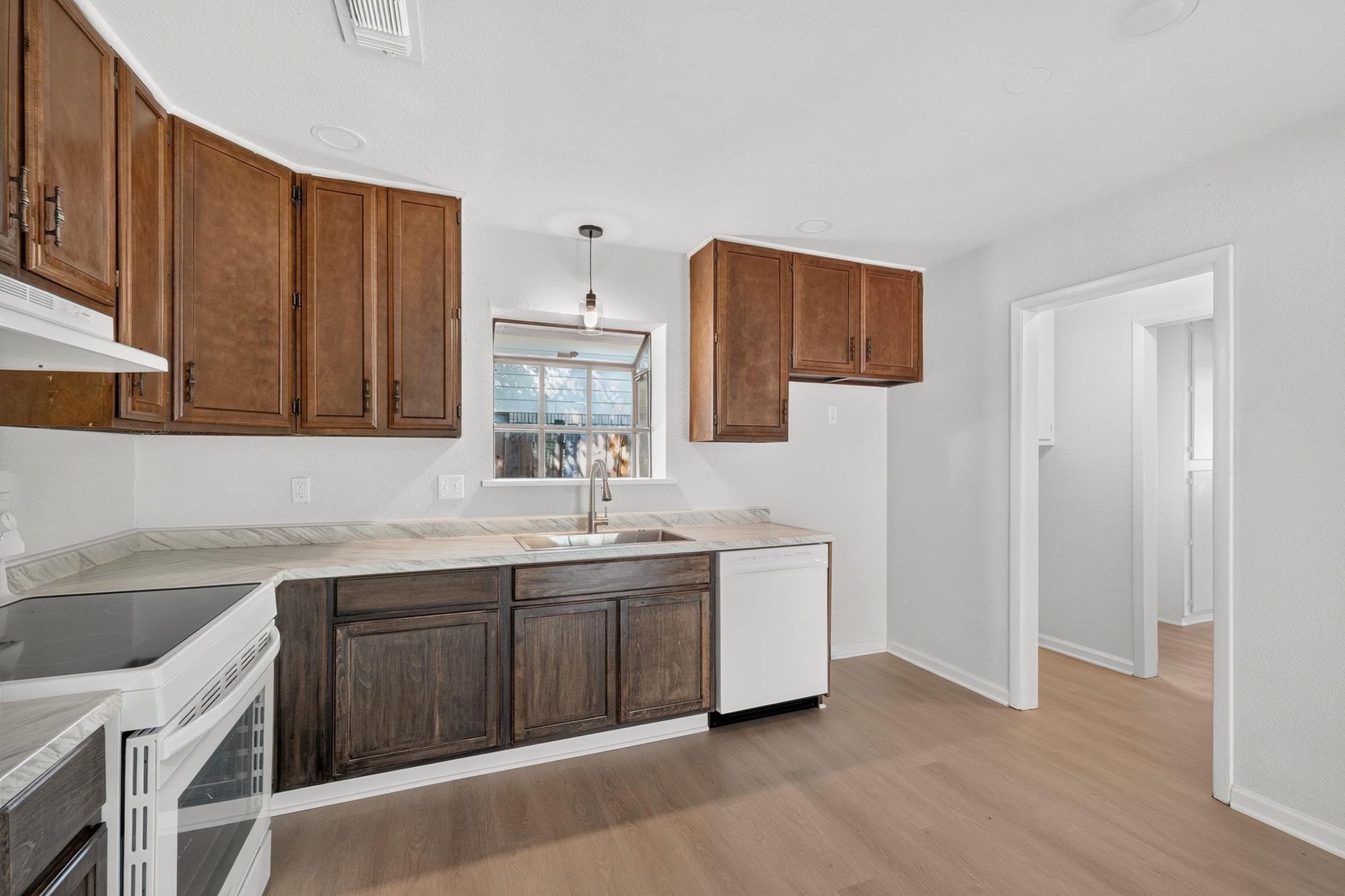 833 Ross CIR