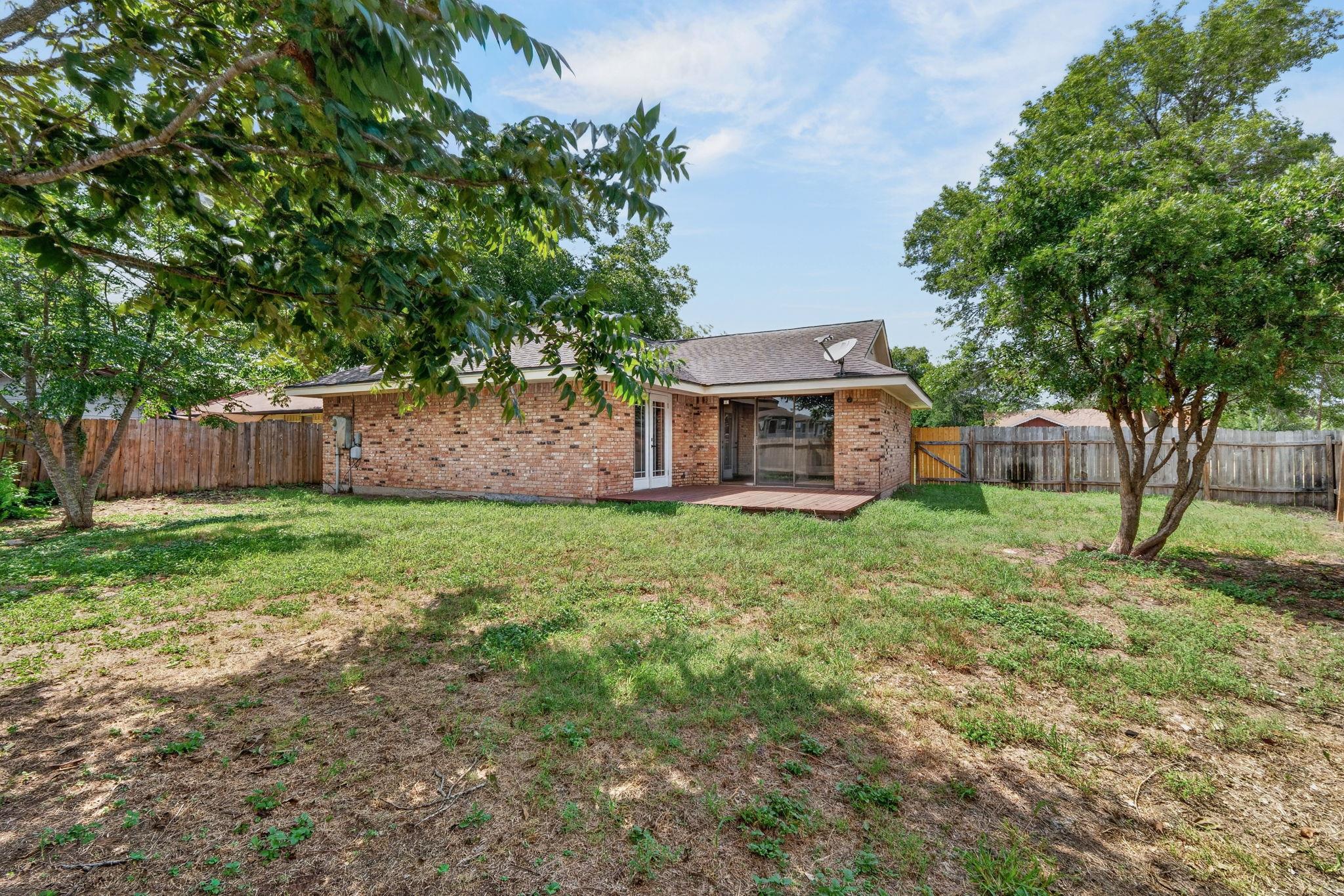 833 Ross CIR