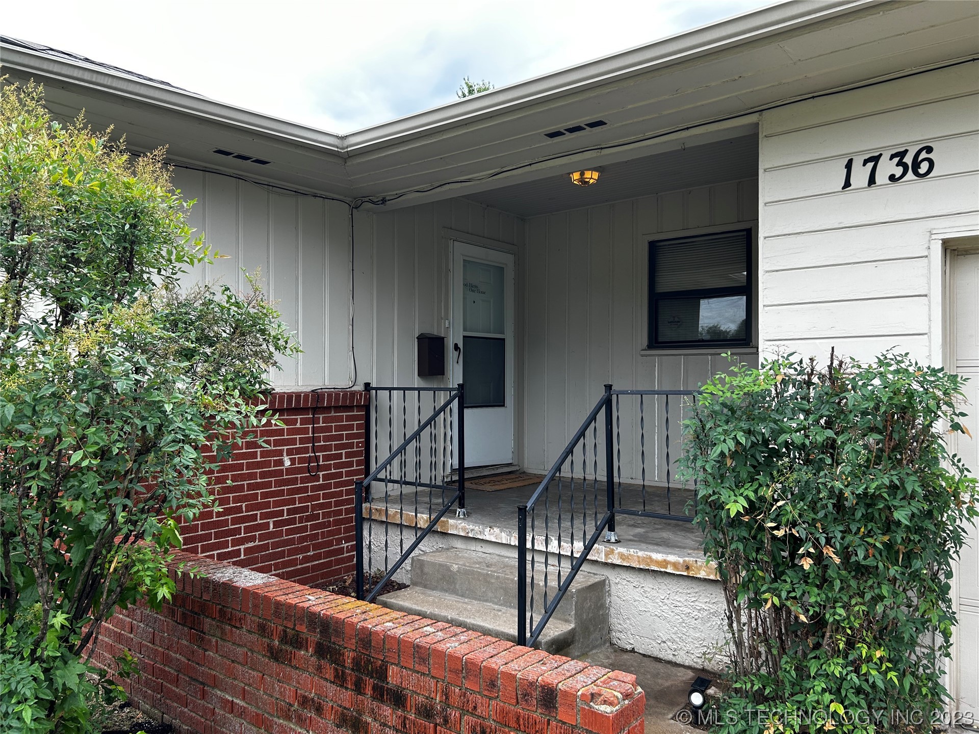 1736 W Fairview Street