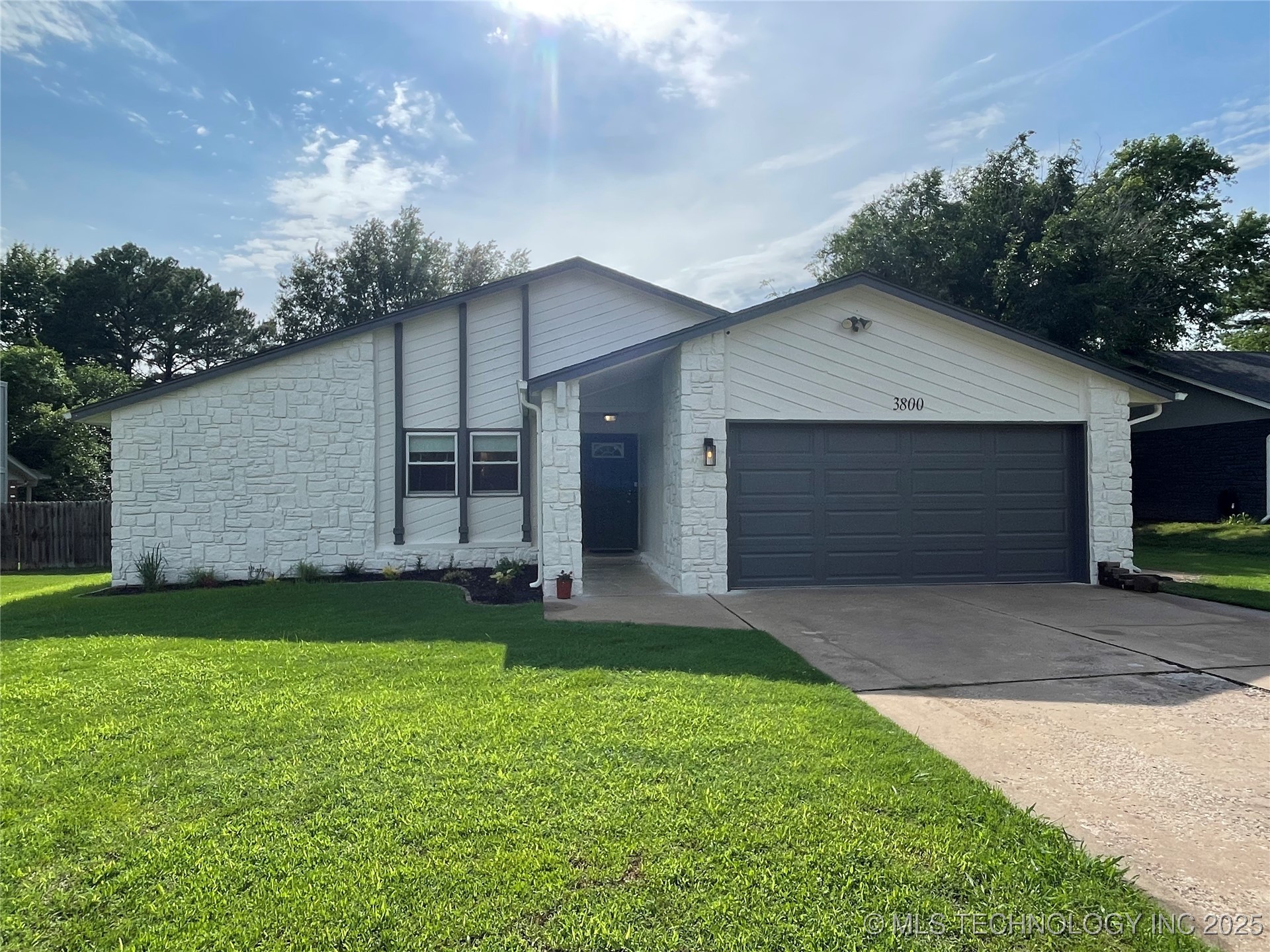 3800 S Narcissus Avenue